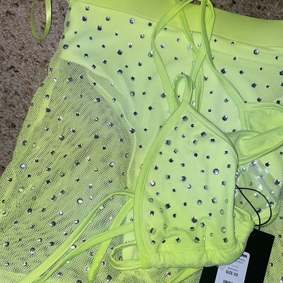Brand new with tags still. 2 piece neon yellow fashionnova Rhinestone “sun suit” - Picture 7 of 9